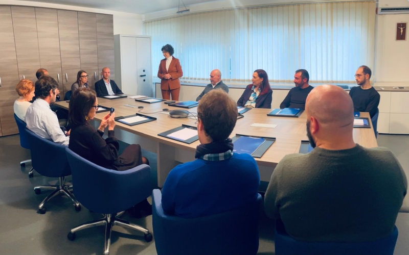 Firma contratti profili B2 all'interno della Sala Consiglio in Sispi